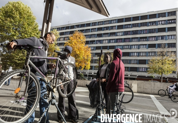 Atelier d auto-réparation de Vélos en Seine-Saint-Denis par l association  Aux Pignons sur Rue 