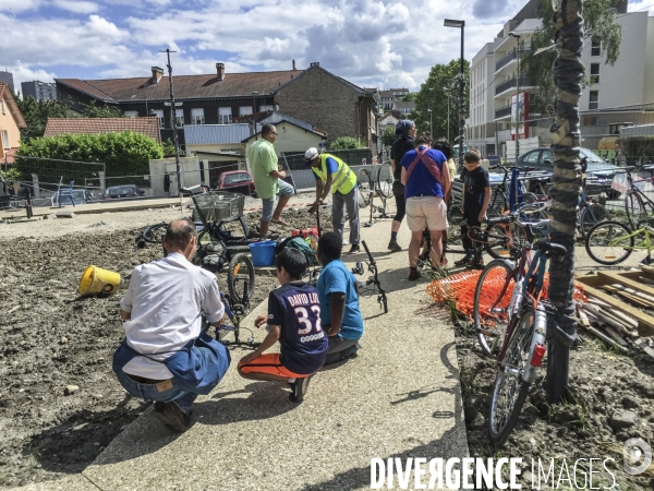 Atelier d auto-réparation de Vélos en Seine-Saint-Denis par l association  Aux Pignons sur Rue 