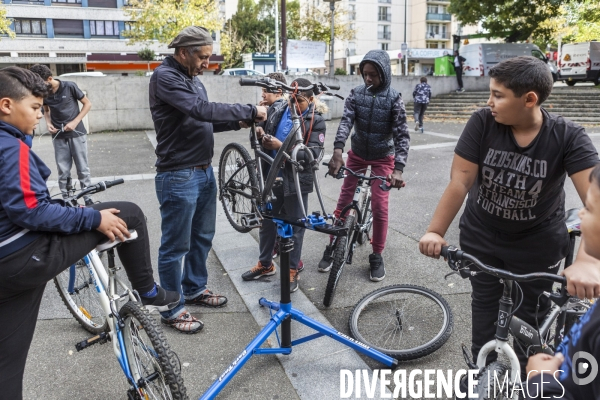 Atelier d auto-réparation de Vélos en Seine-Saint-Denis par l association  Aux Pignons sur Rue 