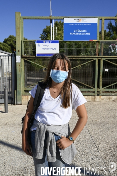 Scolarité : rentrée des classes, collégiens avec un masque sanitaire en protection du COVID19. Education: Back to School and student portraits