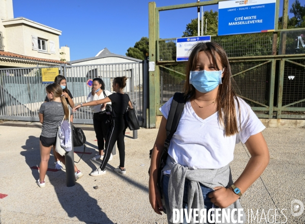 Scolarité : rentrée des classes, collégiens avec un masque sanitaire en protection du COVID19. Education: Back to School and student portraits