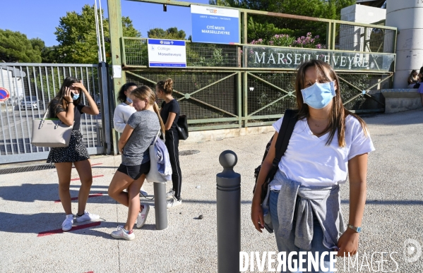 Scolarité : rentrée des classes, collégiens avec un masque sanitaire en protection du COVID19. Education: Back to School and student portraits