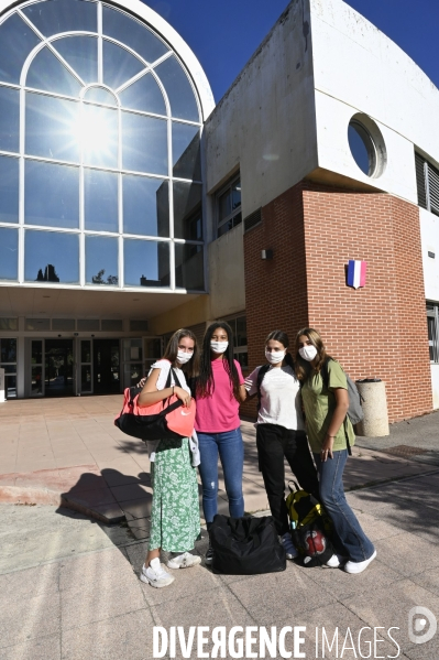 Scolarité : rentrée des classes, collégiens avec un masque sanitaire en protection du COVID19. Education: Back to School and student portraits