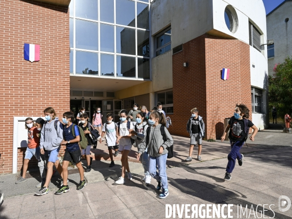 Scolarité : rentrée des classes, collégiens avec un masque sanitaire en protection du COVID19. Education: Back to School and student portraits