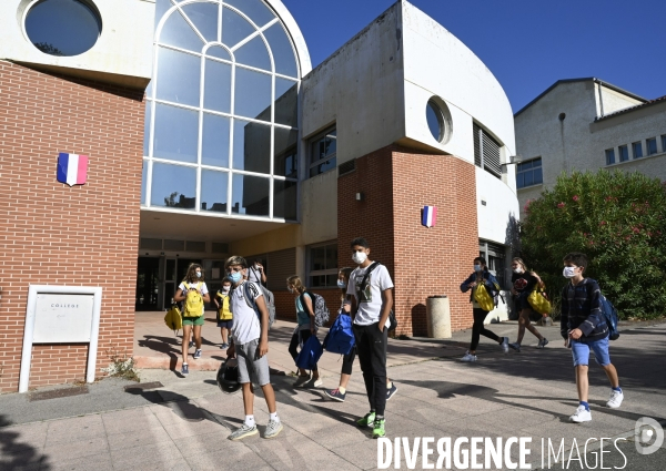 Scolarité : rentrée des classes, collégiens avec un masque sanitaire en protection du COVID19. Education: Back to School and student portraits