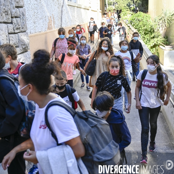 Scolarité : rentrée des classes, collégiens avec un masque sanitaire en protection du COVID19. Education: Back to School and student portraits