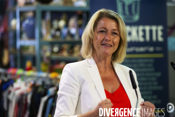Barbara POMPILI visite la ressourcerie La Petite Rockette à Paris.