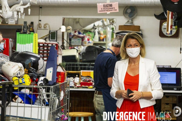 Barbara POMPILI visite la ressourcerie La Petite Rockette à Paris.
