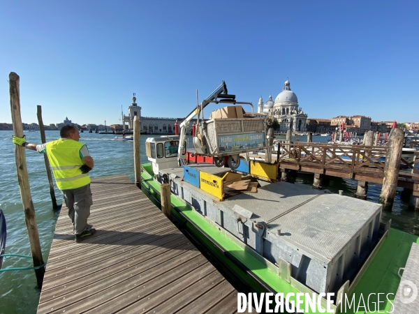 Keep venise clean