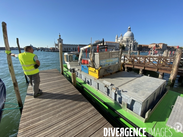 Keep venise clean