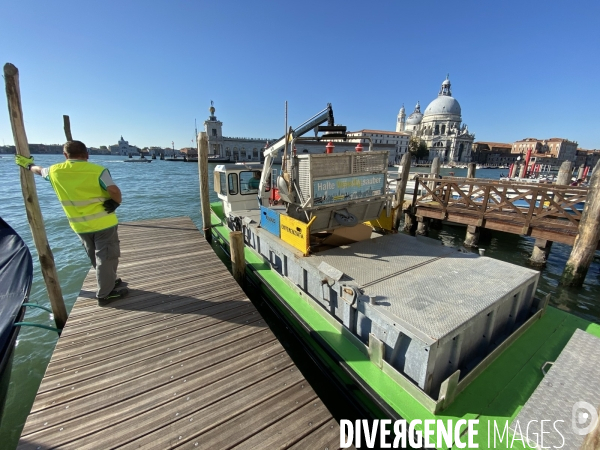 Keep venise clean