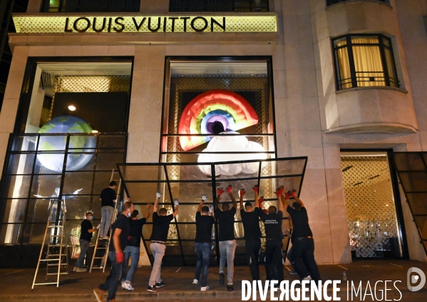 Protection des vitrines avant la manifestation GILETS JAUNES du 12 septembre 2020, à Paris. Yellow vests 12 septembre 2020 in Paris.