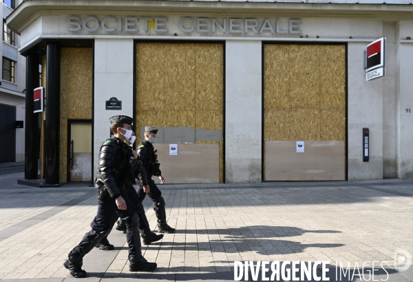 Protection des vitrines avant la manifestation GILETS JAUNES du 12 septembre 2020, à Paris. Yellow vests 12 septembre 2020 in Paris.