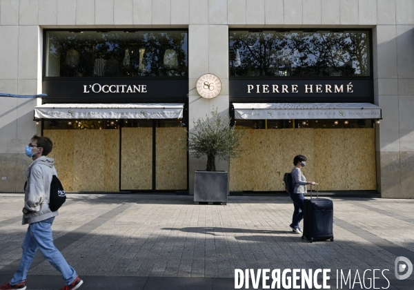 Protection des vitrines avant la manifestation GILETS JAUNES du 12 septembre 2020, à Paris. Yellow vests 12 septembre 2020 in Paris.