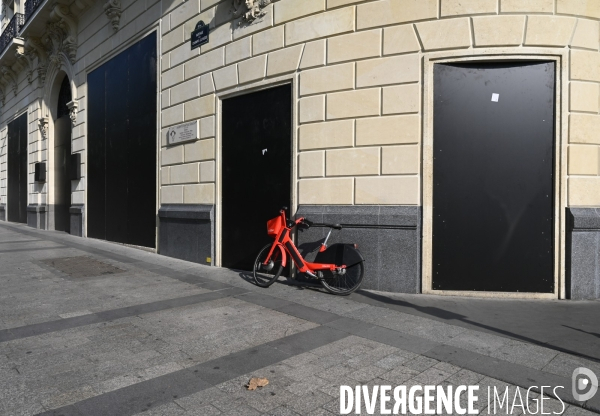 Protection des vitrines avant la manifestation GILETS JAUNES du 12 septembre 2020, à Paris. Yellow vests 12 septembre 2020 in Paris.