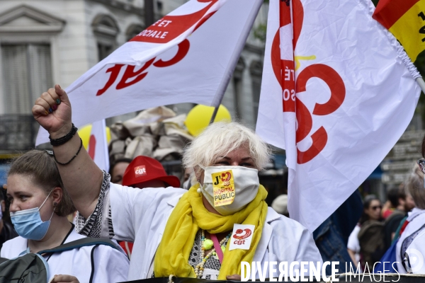 Manifestation des soignants le 14 juillet à Paris pour denoncer le manque de moyens dans l hopital public. Cares demonstration.