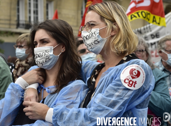 Manifestation des soignants le 14 juillet à Paris pour denoncer le manque de moyens dans l hopital public. Cares demonstration.