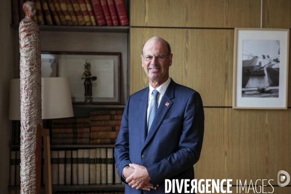Eric LOMBARD directeur général de la Caisse des dépôts et consignations, dans son bureau.