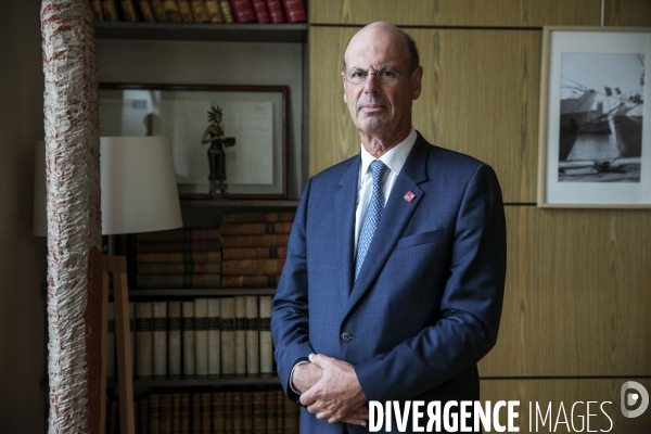 Eric LOMBARD directeur général de la Caisse des dépôts et consignations, dans son bureau.