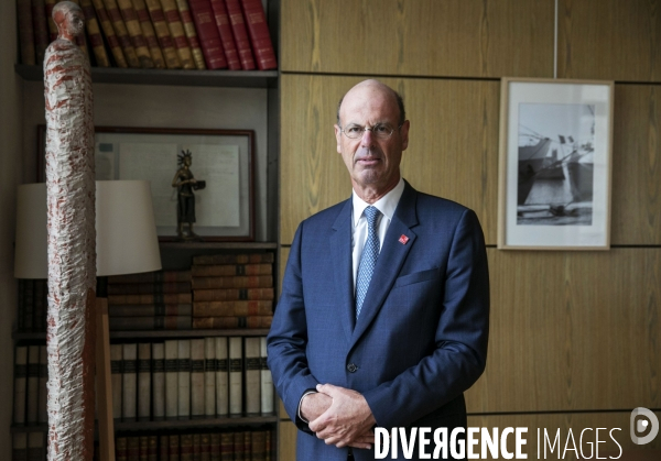 Eric LOMBARD directeur général de la Caisse des dépôts et consignations, dans son bureau.