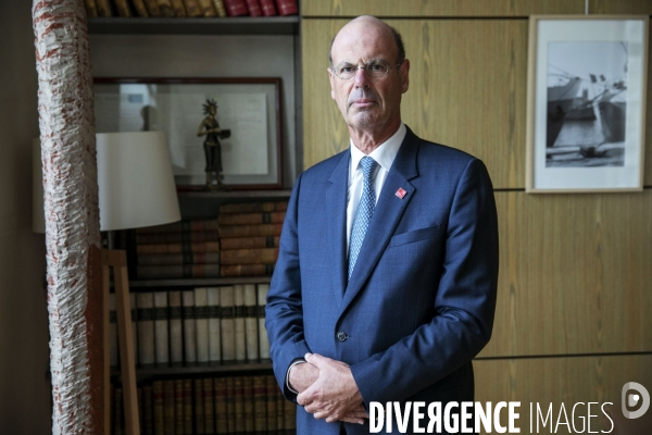 Eric LOMBARD directeur général de la Caisse des dépôts et consignations, dans son bureau.
