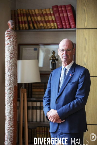 Eric LOMBARD directeur général de la Caisse des dépôts et consignations, dans son bureau.