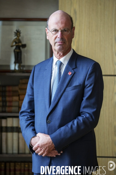 Eric LOMBARD directeur général de la Caisse des dépôts et consignations, dans son bureau.