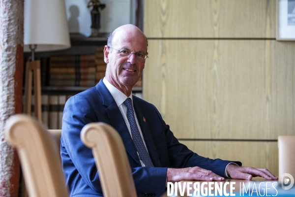 Eric LOMBARD directeur général de la Caisse des dépôts et consignations, dans son bureau.