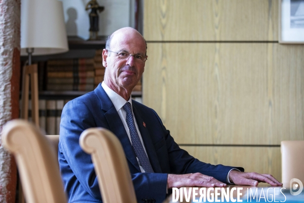 Eric LOMBARD directeur général de la Caisse des dépôts et consignations, dans son bureau.