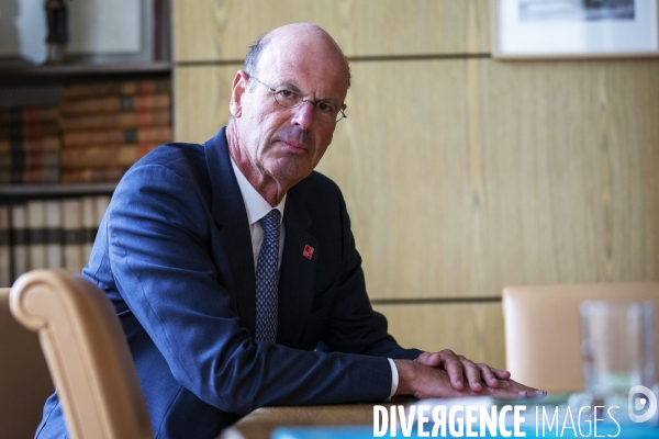 Eric LOMBARD directeur général de la Caisse des dépôts et consignations, dans son bureau.