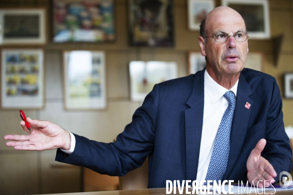 Eric LOMBARD directeur général de la Caisse des dépôts et consignations, dans son bureau.