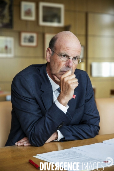 Eric LOMBARD directeur général de la Caisse des dépôts et consignations, dans son bureau.