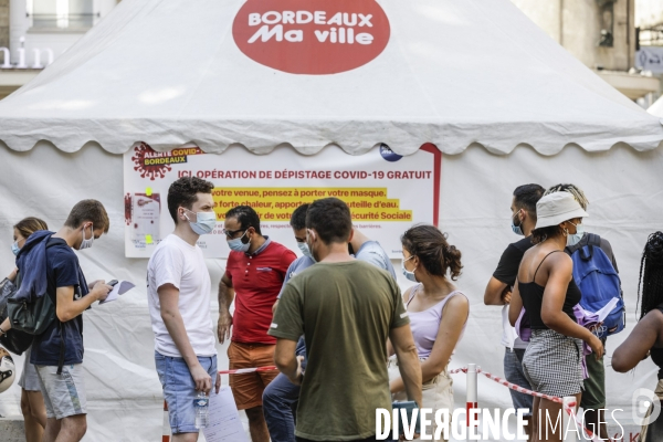 Opération de dépistage du COVID 19 gratuitement, place Saint-Projet rue Sainte Catherine à Bordeaux.