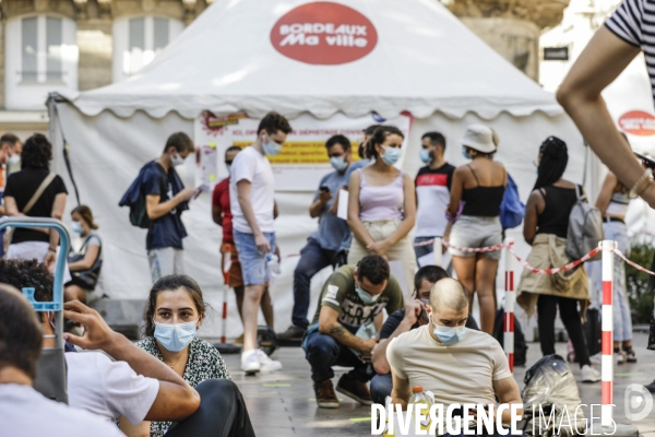 Opération de dépistage du COVID 19 gratuitement, place Saint-Projet rue Sainte Catherine à Bordeaux.