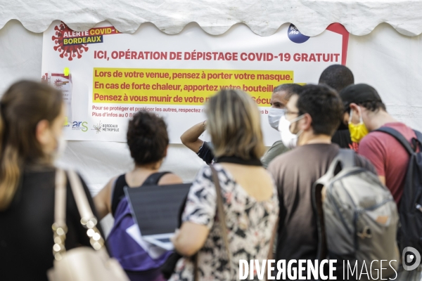 Opération de dépistage du COVID 19 garatuitement, place Saint-Projet rue Sainte Catherine à Bordeaux.