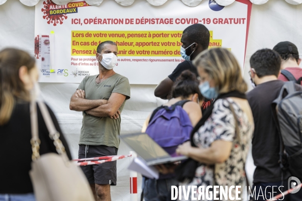 Opération de dépistage du COVID 19 gratuitement, place Saint-Projet rue Sainte Catherine à Bordeaux.