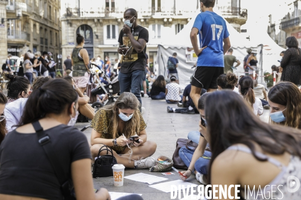 Opération de dépistage du COVID 19 gratuitement, place Saint-Projet rue Sainte Catherine à Bordeaux.