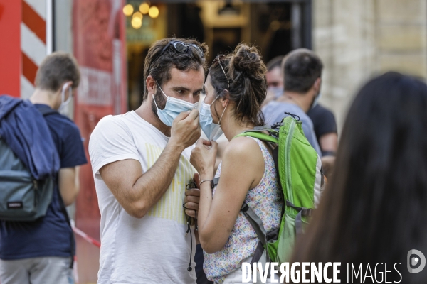 Opération de dépistage du COVID 19 gratuitement, place Saint-Projet rue Sainte Catherine à Bordeaux.