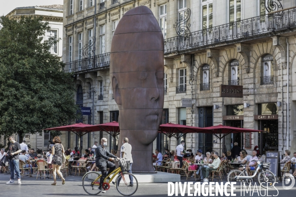 Terrasse d un café à côté de l Opéra National de Bordeaux