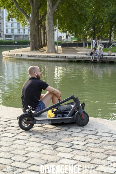 Le vélo et la trottinette à Paris, moyen de transport et de détente. The bicycle and the electric scooter in Paris, means of transport and relaxation.