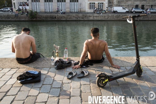 Le vélo et la trottinette à Paris, moyen de transport et de détente. The bicycle and the electric scooter in Paris, means of transport and relaxation.