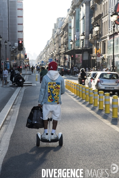 Les pistes cyclables provisoires, les  Coronapistes  seront  pérennisées  à Paris. The Covid-19 Coronavirus. Coronapiste for bikes.