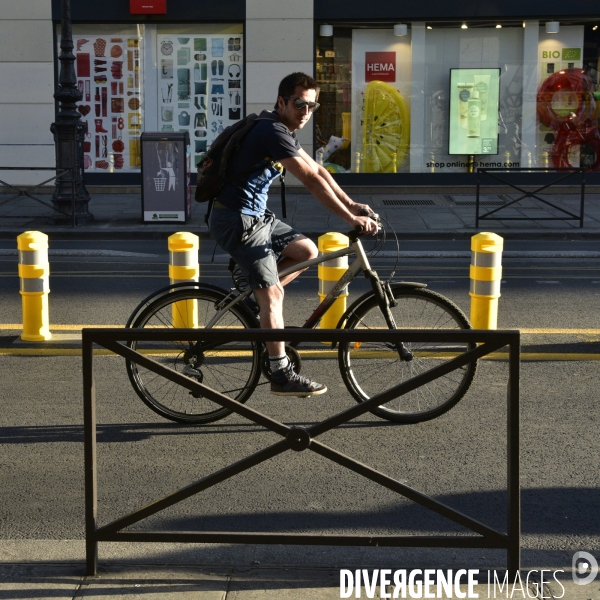 Les pistes cyclables provisoires, les  Coronapistes  seront  pérennisées  à Paris. The Covid-19 Coronavirus. Coronapiste for bikes.