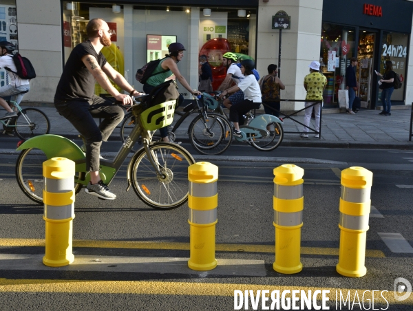 Les pistes cyclables provisoires, les  Coronapistes  seront  pérennisées  à Paris. The Covid-19 Coronavirus. Coronapiste for bikes.