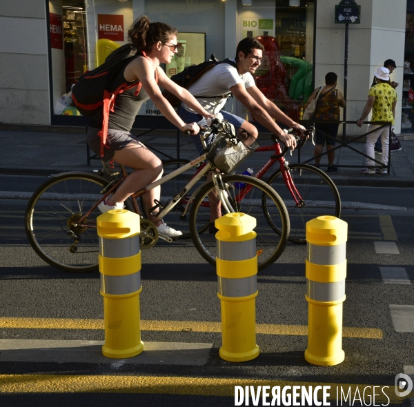 Les pistes cyclables provisoires, les  Coronapistes  seront  pérennisées  à Paris. The Covid-19 Coronavirus. Coronapiste for bikes.