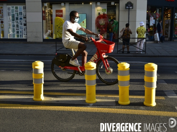 Les pistes cyclables provisoires, les  Coronapistes  seront  pérennisées  à Paris. The Covid-19 Coronavirus. Coronapiste for bikes.