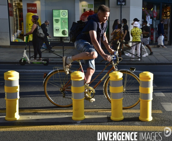 Les pistes cyclables provisoires, les  Coronapistes  seront  pérennisées  à Paris. The Covid-19 Coronavirus. Coronapiste for bikes.