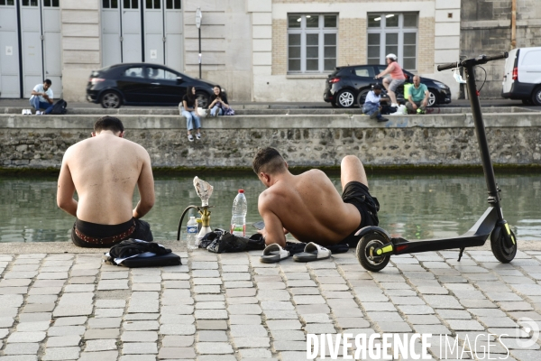 Le vélo et la trottinette à Paris, moyen de transport et de détente. The bicycle and the electric scooter in Paris, means of transport and relaxation.