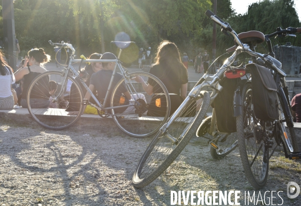 Le vélo et la trottinette à Paris, moyen de transport et de détente. The bicycle and the electric scooter in Paris, means of transport and relaxation.