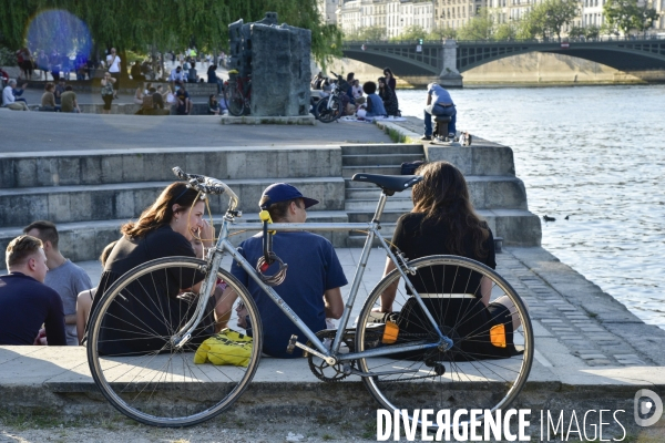 Le vélo et la trottinette à Paris, moyen de transport et de détente. The bicycle and the electric scooter in Paris, means of transport and relaxation.